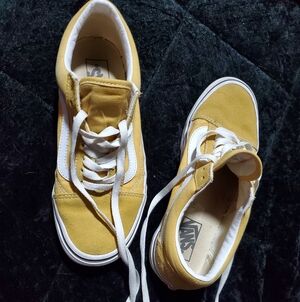 Size 9 yellow Old Skool Vans Classic